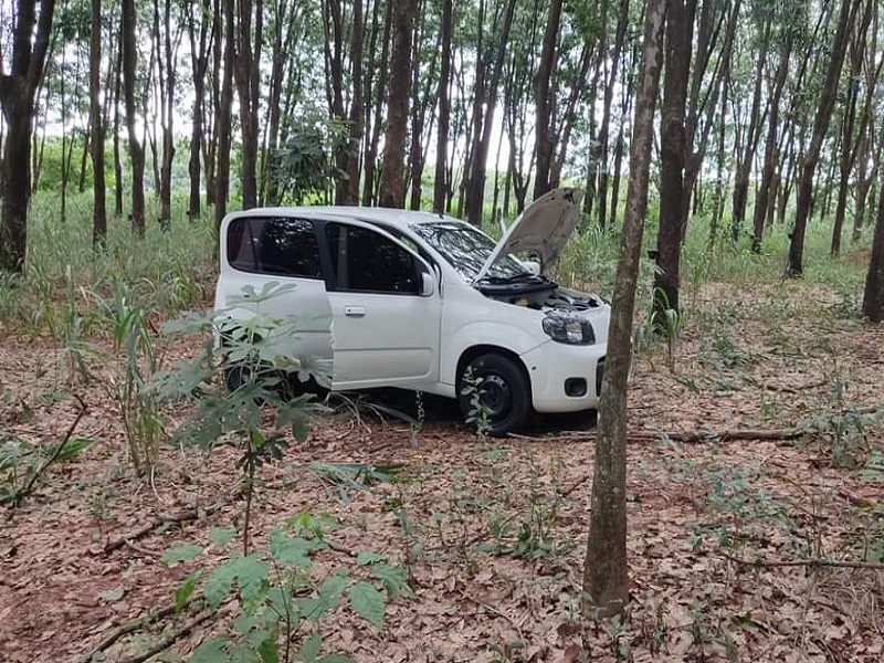 Um dos carros dos criminosos abandonados em Cosmorama