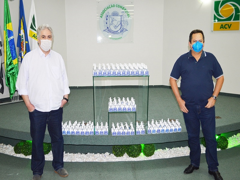 UNIFEV doa primeiro lote de álcool 80% à Associação Comercial