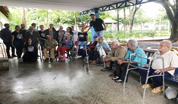 ALUNOS PRESTIGIAM LAR SÃO VICENTE DE PAULO