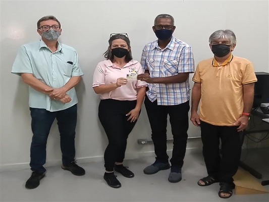 Artesã de Votuporanga recebe carteira da SUTACO