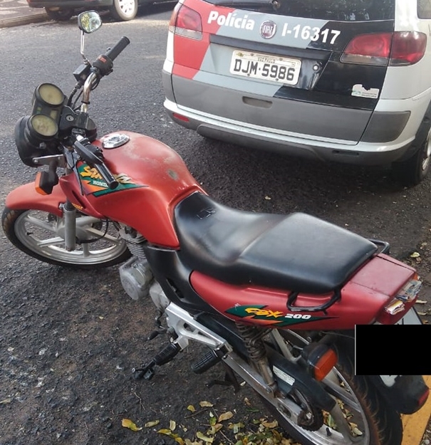 PM PRENDE LADRÃO E RECUPERA MOTO 