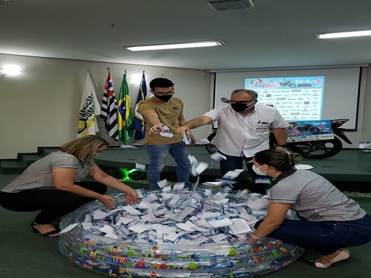 Sortudos recebem prêmios da Associação Comercial