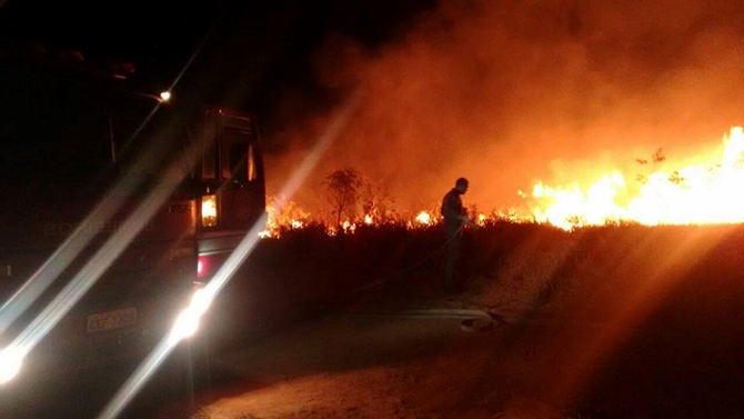 BOMBEIROS DE VOTUPORANGA GASTAM 7 HORAS EM FOGO GIGANTESCO