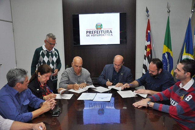 Dado assina acordo para transporte para alunos do IFSP