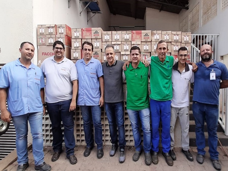 Turma do FACCHINI doa leite pra Santa Casa