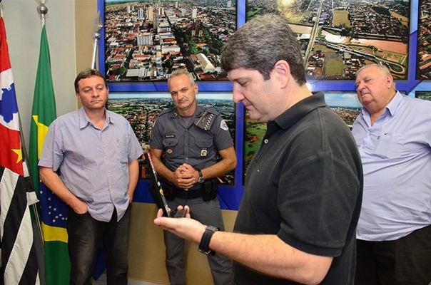 Prefeito Junior Marão recebe homenagem da Polícia Militar