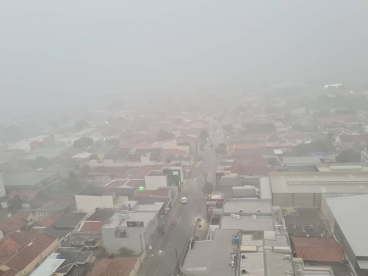 Chuva trouxe nuvem de fumaça (Foto - Clair Zambon)