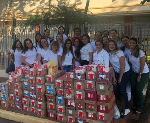 ALUNOS ARRECADAM LEITE E LENÇOS PARA HOSPITAL DO AMOR
