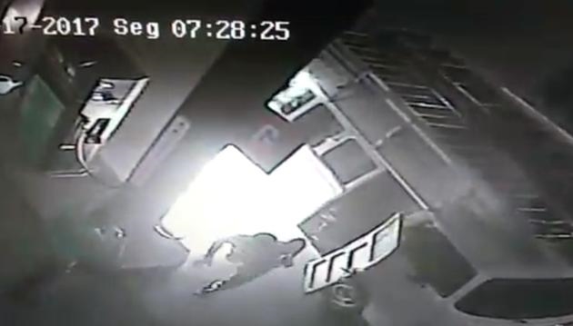 Kombi pega fogo durante abastecimento em posto de Pontalinda
