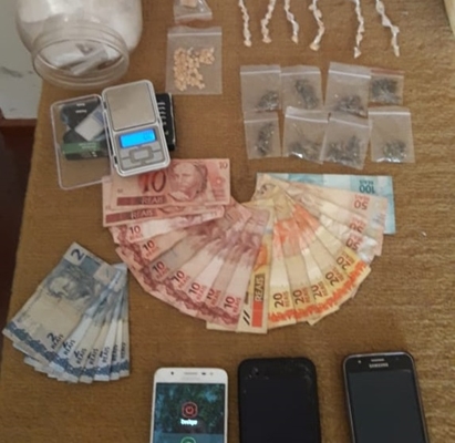 POLÍCIA PEGA 3 QUE ESCONDIAM DROGAS EM CASA ABANDONADA