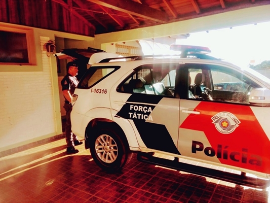 PM PRENDE TRAFICANTE VENDENDO DROGA EM RUA DE VOTUPORANGA