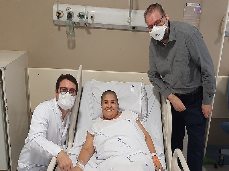 A paciente ao lado dos médicos responsáveis pela cirurgia 