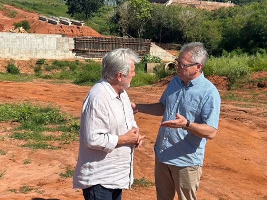 Prefeito Jorge Seba e Osvaldo Carvalho da SAEV visitam obra 