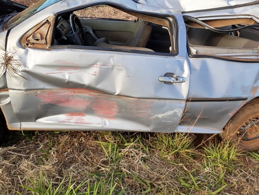 Marca da pintura do outro veículo ficou no carro das vítimas (foto Edson Ferreira)