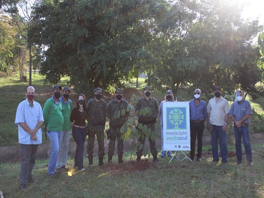 Plantio de mudas com Polícia Ambiental