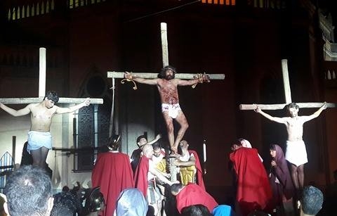 Centenas de pessoas acompanham encenação da Sexta-feira Santa em Votuporanga