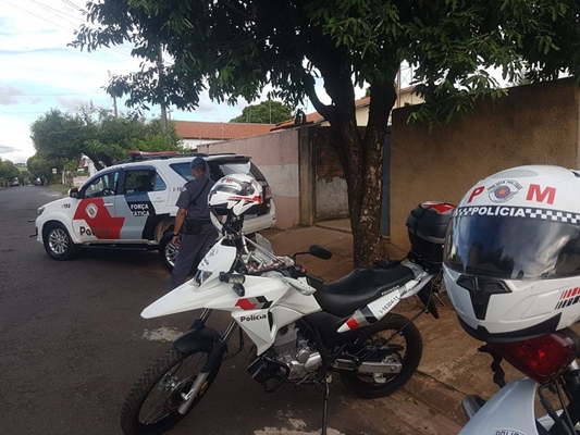 PM PRENDE TRAFICANTE QUE ESCONDIA DROGA EM QUADRA DE ESCOLA