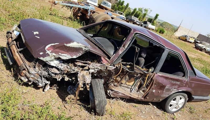 COLISÃO ENTRE CARRO E CAMINHÃO DEIXA HOMEM FERIDO