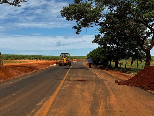 Carlão acompanha de perto pavimentação da Estrada do Chaparral