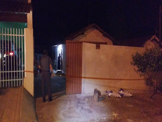 Homem joga óleo fervente em policial e depois explode parte da casa com gás