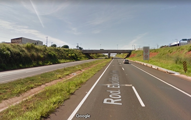 MOTOCICLISTA TEM FRATURA EXPOSTA EM PERNA E ESMAGAMENTO DE MÃO