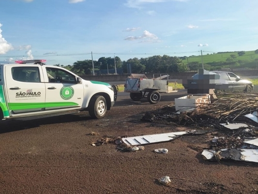 Polícia Ambiental apreende carretinhas que descartavam entulho