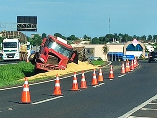 Tombamento de caminhão na Euclides da Cunha em Fernandópolis