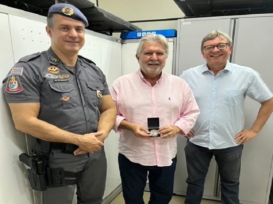 Comandante da Polícia Militar homenageia prefeito Jorge Seba 