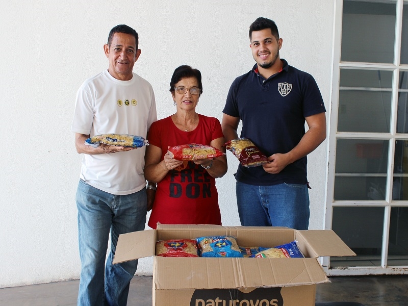 Casal doa 78 quilos de macarrão para Santa Casa
