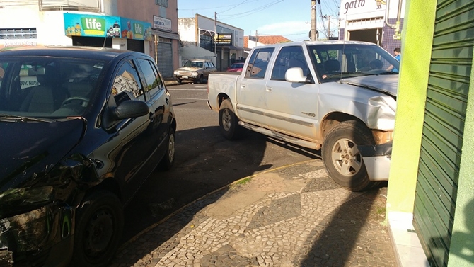 Mulher ferida em colisão de caminhonete e carro em Votuporanga