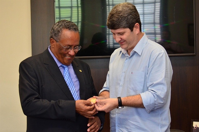 Prefeito Marão entrega medalha ao presidente do TRT