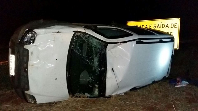Carro capota perto de Riolândia e fere votuporanguense