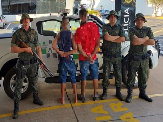 Rapazes com maconha tentam fugir de moto