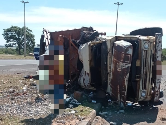 Caminhão tomba em colisão em Valentim Gentil