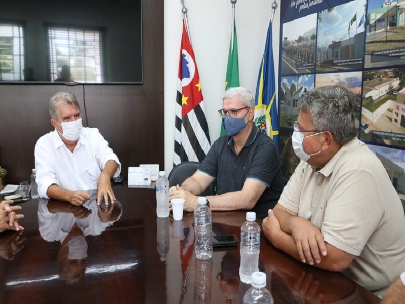 Prefeito pede escola e renovação de convênio a Carlão Pignatari