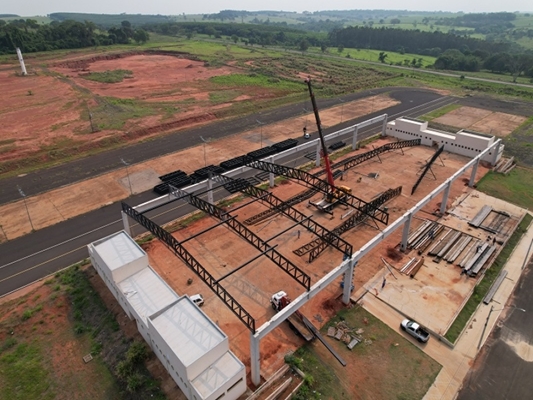 Obra de cobertura do Centro de Eventos avança