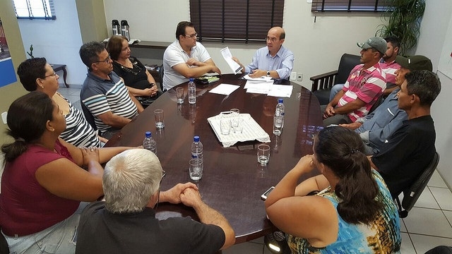 Prefeito fala com pais de alunos da ETEC sobre liberação de transporte