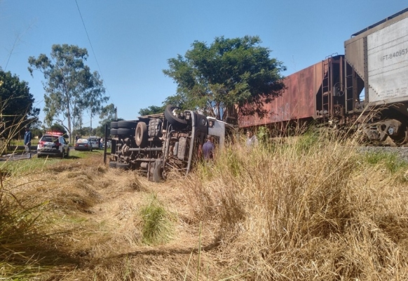 TOMBAMENTO DE CAMINHÃO NA VICINAL DE VALENTIM GENTIL