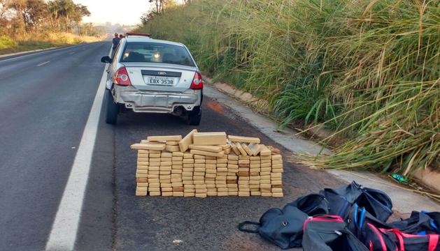 Dois homens são presos com carro lotado de maconha na região