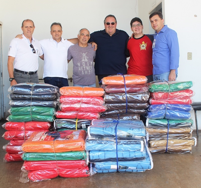 MAÇONARIA DOA COBERTORES PRA SANTA CASA