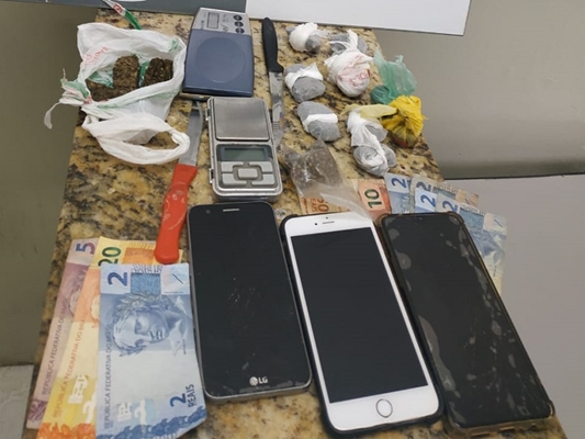 PM pega rapazes que vendiam droga pelo WhatsApp