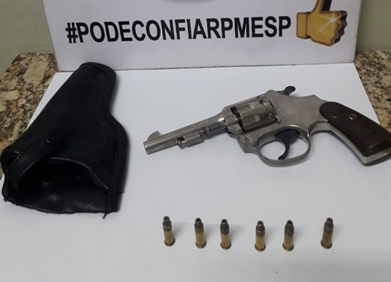 FORÇA TÁTICA PEGA HOMEM COM REVÓLVER DENTRO DE CARRO 