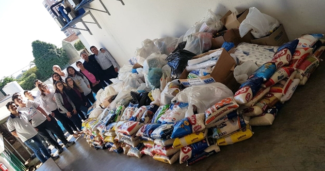 VALENTIM GENTIL ARRECADA ALIMENTOS PRA SANTA CASA