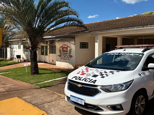 Homem é assassinado a facadas em banheiro de praça