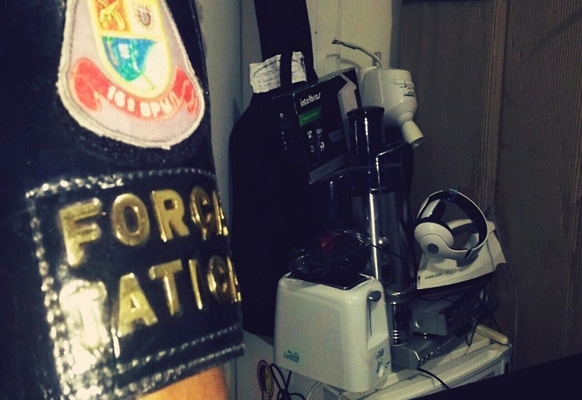 MOEDA DO TRÁFICO: Força Tática prende jovem com casa cheia de produtos no Pozzobon