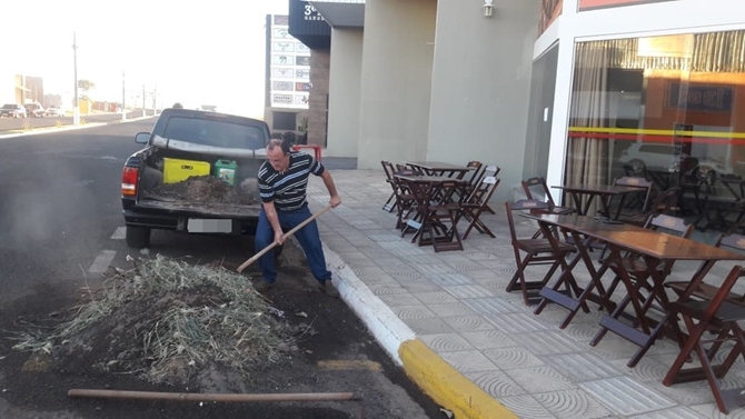 COMERCIANTE QUE JOGOU LIXO NA FRENTE DE PREFEITURA É MULTADO