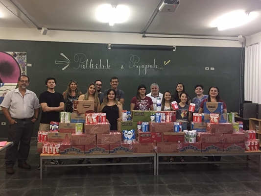 ALUNOS DA UNIFEV DESTINAM LEITE PRA ENTIDADES