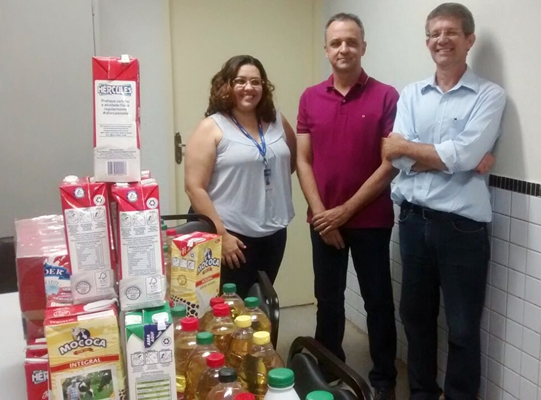  Alunos da Unifev doam leite e óleo para Santa Casa
