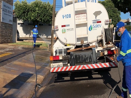 SAEV faz desinfecção de calçadas perto de prédios da Saúde