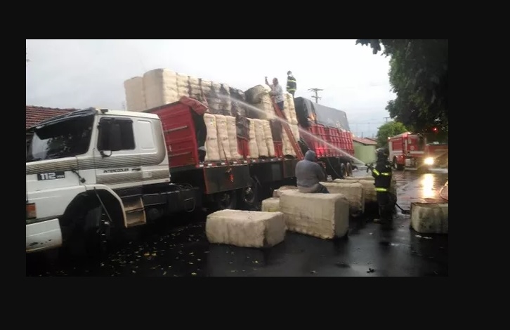 CAMINHÃO COM ALGODÃO PEGA FOGO